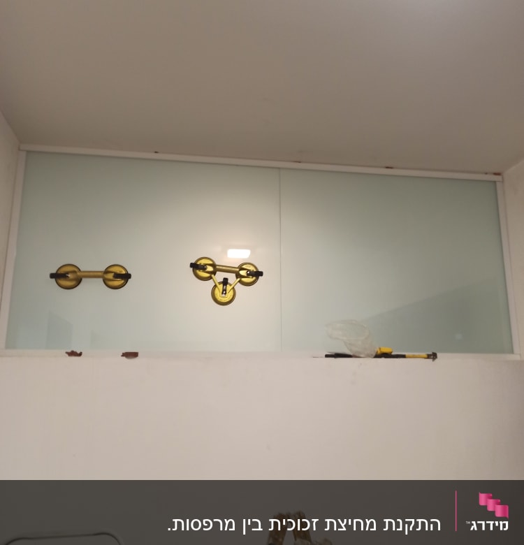 זכוכית מותקנת עם תפסני ואקום צהובים